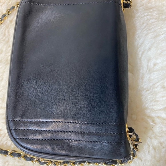 Chanel mini bag the flap in front is deformed that’s the main big flaw authentic - Picture 11 of 14